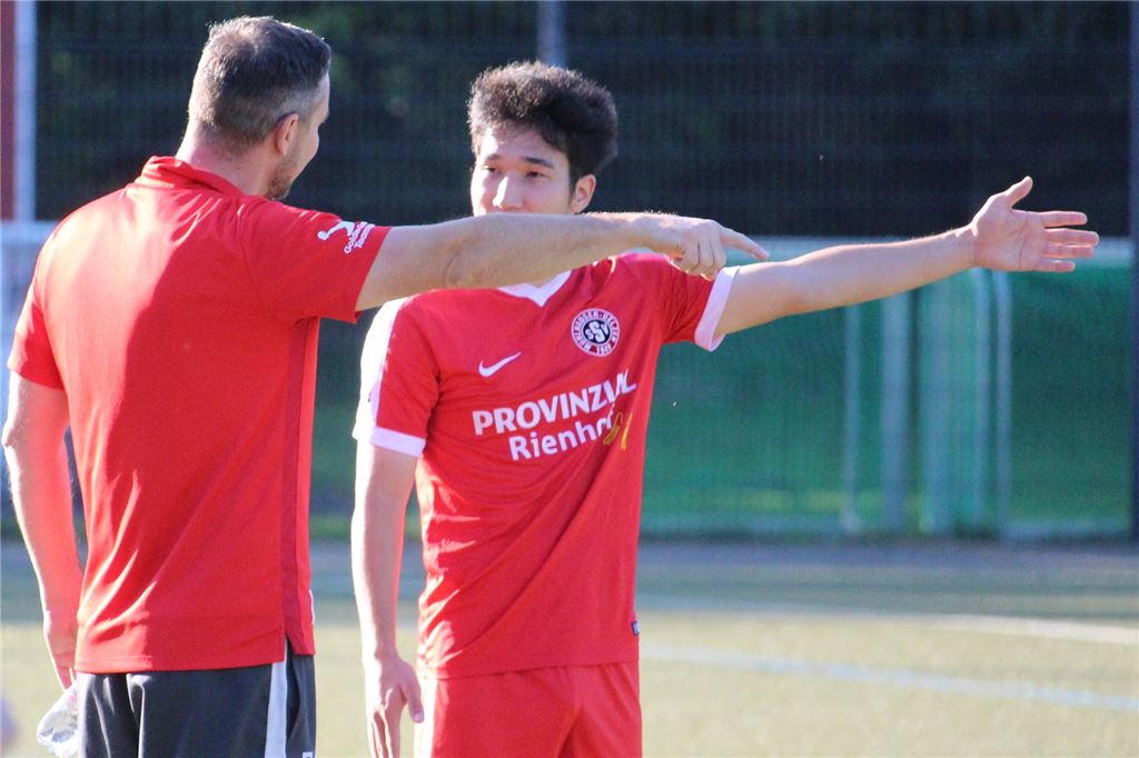 Bezirksliga-Zoff: Warum gibt der SSV Mühlhausen Spieler nicht an Königsborn frei, Ralf Mäkler? Nach dem Rauswurf von Trainer René Johannes (l.) reichte sein Sohn Christopher Simon (r.) die Abmeldung ein.