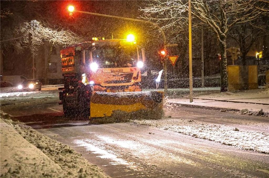 Schnee und Eis verursachen viele Unfälle in NRW: Zwei Verletzte bei Kollision in Herdecke – Newsblog Ein Streufahrzeug räumt die verschneite Straße und streut Salz gegen Glatteis.