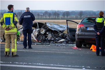 Nach dem schweren Unfall am Samstagabend gab es Schwierigkeiten die Identität eines der Todesopfer festzustellen, was auch die Information der Angehörigen verzögerte.