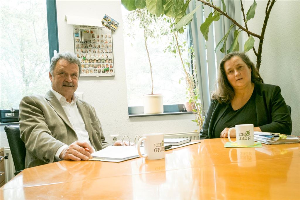 Grüne verzichten auf Landratswahl: Von „erschreckend“ bis „Neuanfang“ Herbert Goldmann (l.) und Anke Schneider von der Fraktion der Bündnisgrünen im Kreistag sitzen am 5. Oktober 2020 im Fraktionszimmer im Kreishaus.