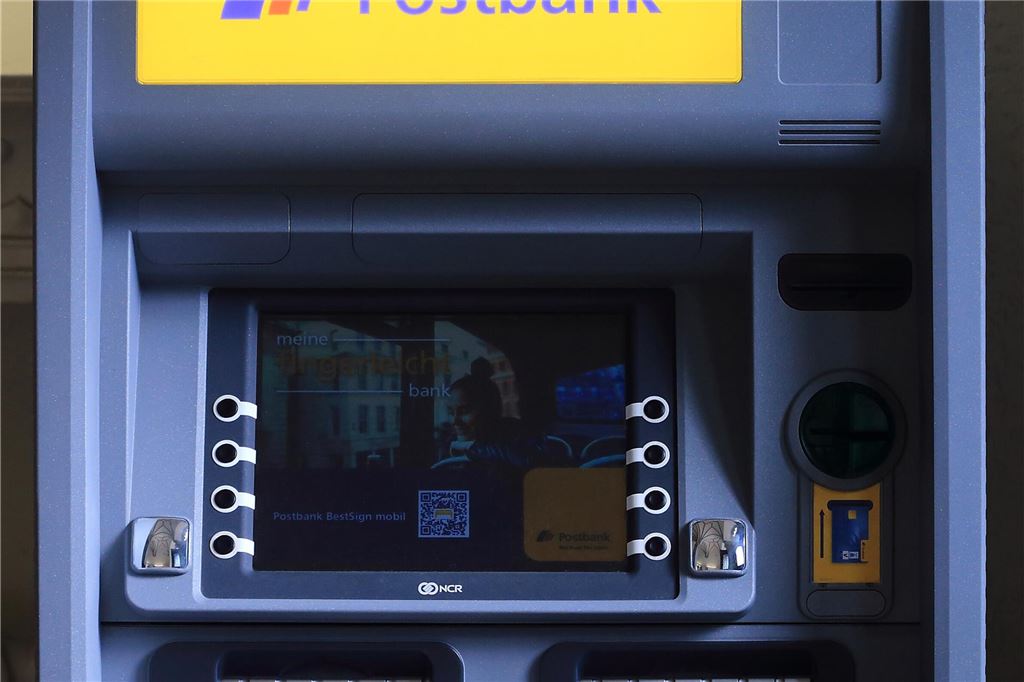 Postbank schließt Lüner Filiale eher als angekündigt Ein Geldautomat der Postbank.