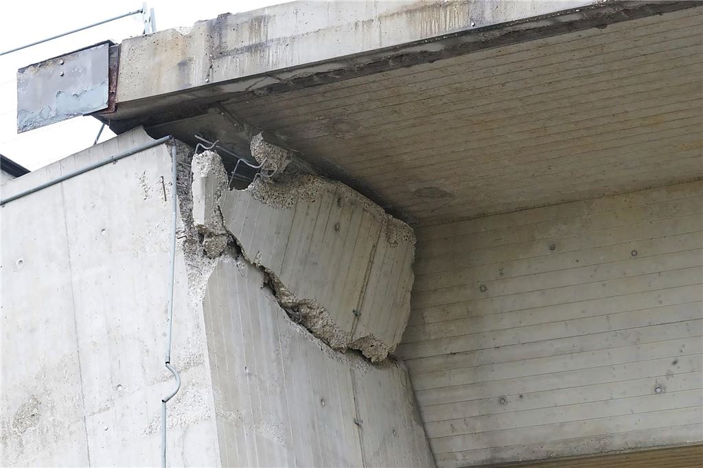 Nach der Sprengung ist übrigens vor der Sprengung: Ein letztes Teilstück der alten Liedbachteilbrücke muss in diesem Jahr noch weichen.