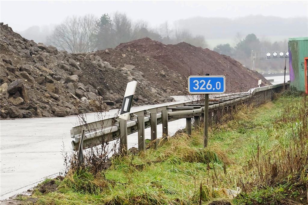 Nach der Sprengung ist übrigens vor der Sprengung: Ein letztes Teilstück der alten Liedbachteilbrücke muss in diesem Jahr noch weichen.