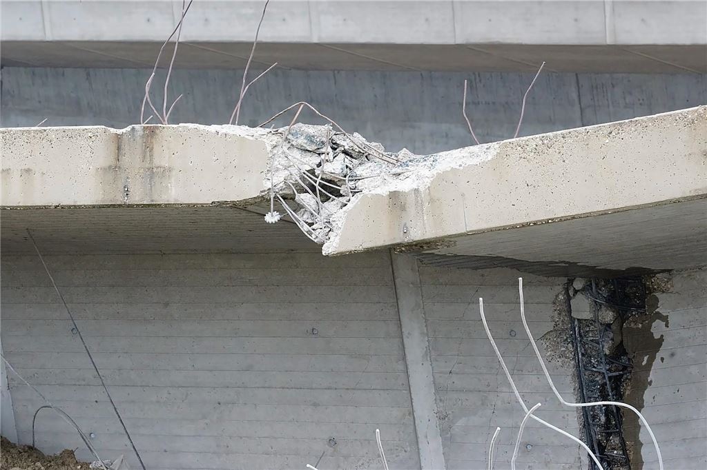 Nach der Sprengung ist übrigens vor der Sprengung: Ein letztes Teilstück der alten Liedbachteilbrücke muss in diesem Jahr noch weichen.