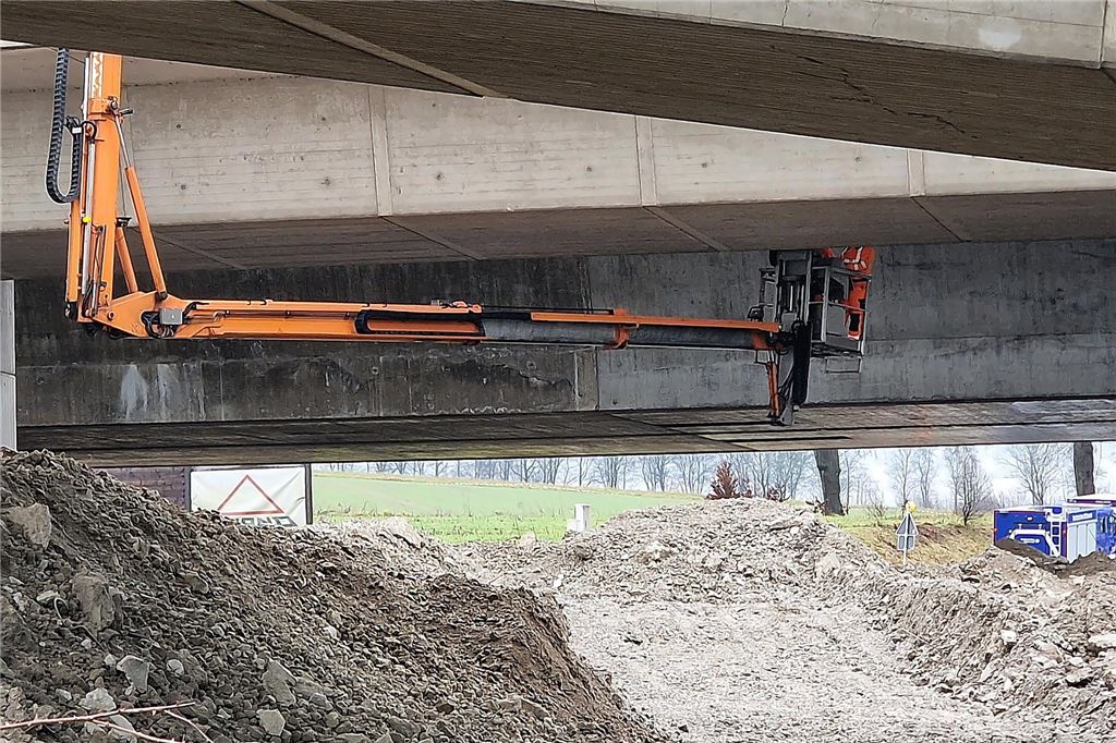 Nach der Sprengung ist übrigens vor der Sprengung: Ein letztes Teilstück der alten Liedbachteilbrücke muss in diesem Jahr noch weichen.