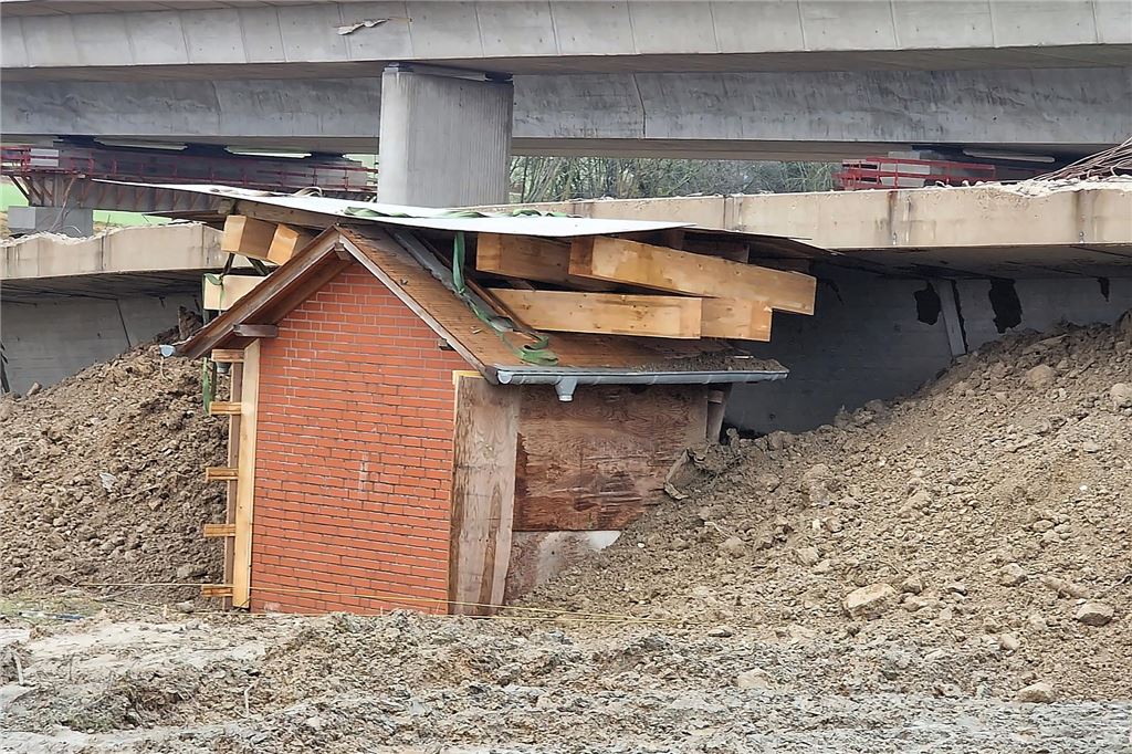 Nach der Sprengung ist übrigens vor der Sprengung: Ein letztes Teilstück der alten Liedbachteilbrücke muss in diesem Jahr noch weichen.