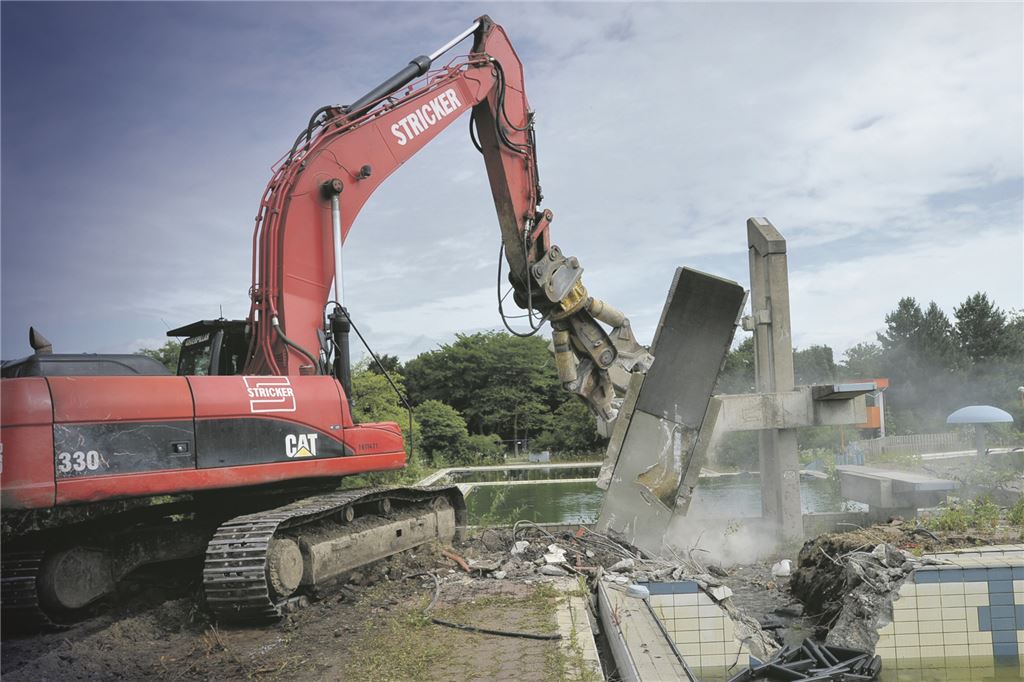 Zähes Neubauprojekt: War schon das alte Freizeitbad ein Schwarzbau? Nach der Stilllegung des Freizeitbades 2009/10 gab es noch Überlegungen für den Umbau in ein Bürgerbad. Doch auch sie erschienen zu teuer. 2012 begann der Abriss.
