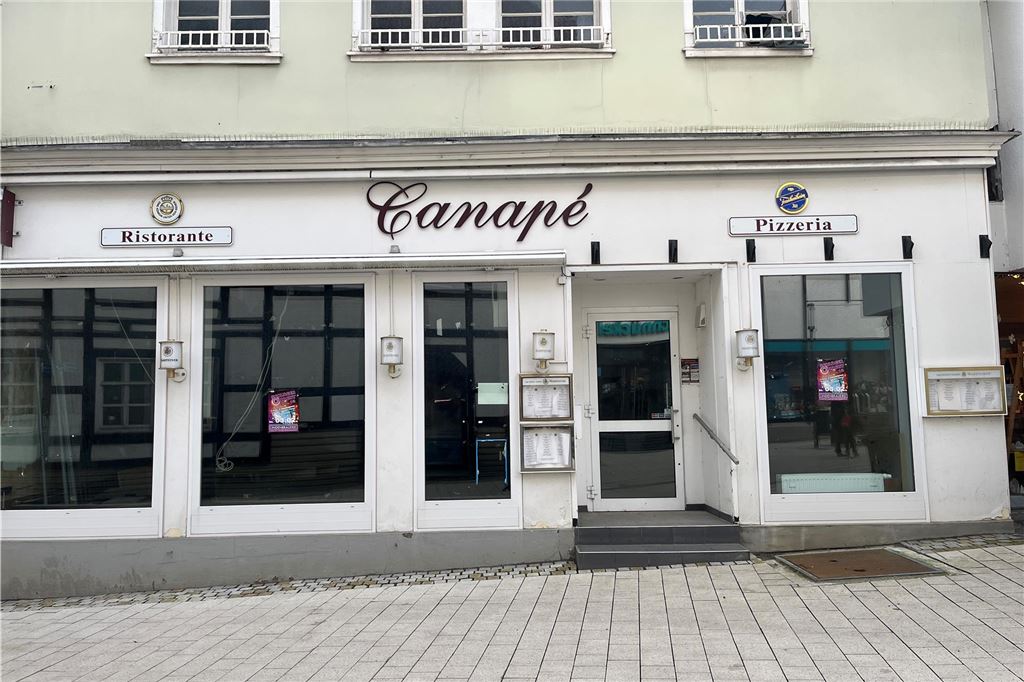Nach einem Wasserschaden im Jahr 2021 sollte es weitergehen. Noch immer sind im Ristorante Canapé die Lichter aus.