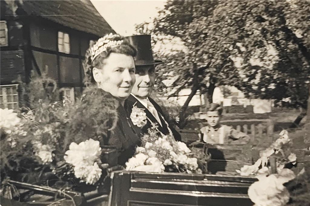 Nach Kriegsende stand auch den Menschen in der Bauerschaft Langern zunächst nicht der Sinn danach, Schützenfest zu feiern. Außerdem waren Schützenvereine von den Alliierten zunächst verboten im Zuge der allgemeinen Entmilitarisierung und Entnazifizierung in Deutschland. Erst mit der Gründung der Bundesrepublik Deutschland  konnten sie wiederbelebt werden. In Langern hatte es bereits 1950 eine erste Versammlung gegeben. Erst im August 1953 scharten sich die Menschen aber wieder unter der Vogelsta