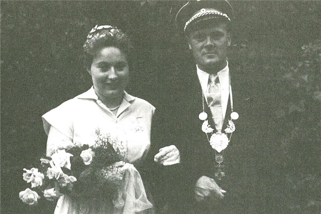 Nach nur zwei Jahren begann die nächste Regentschaft in Langern. Franz Biethmann schoss im Juli 1955 den Vogel ab. Inge Berkenheger wurde Königin. 