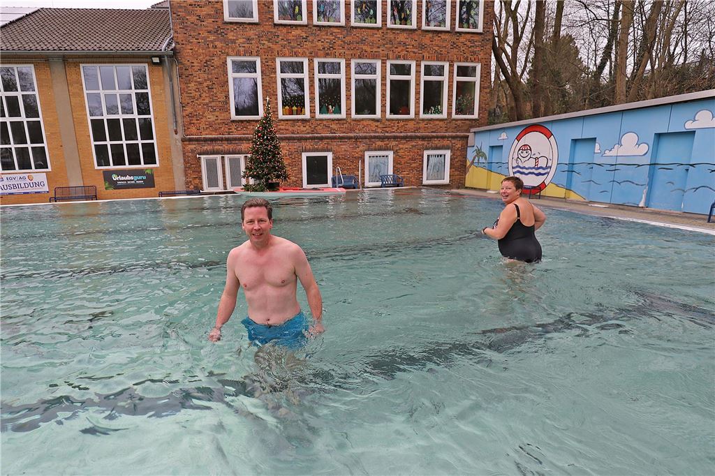 Nach und nach trauten sich immer mehr Menschen ins Wasser. Bei einer Temperatur von 3 Grad war das frostig kalt.