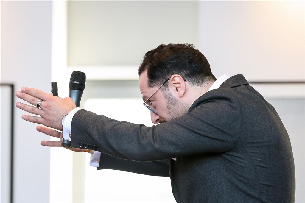 Digital-Stratege von Porsche bei IHK: „Das ist das deutsche Dilemma“ „Nach vorne“, lautete das Credo von Cihan Sügür. Es gelte, in Deutschland nach Softwarelösungen zu suchen und zu automatisieren. „Man sollte nicht Altes mit Altem bekämpfen“, sagte der Manager.„Nach vorne“, lautete das Credo von Cihan Sügür. Es gelte, in Deutschland nach Softwarelösungen zu suchen und zu automatisieren. „Man sollte nicht Altes mit Altem bekämpfen“, sagte der Manager.