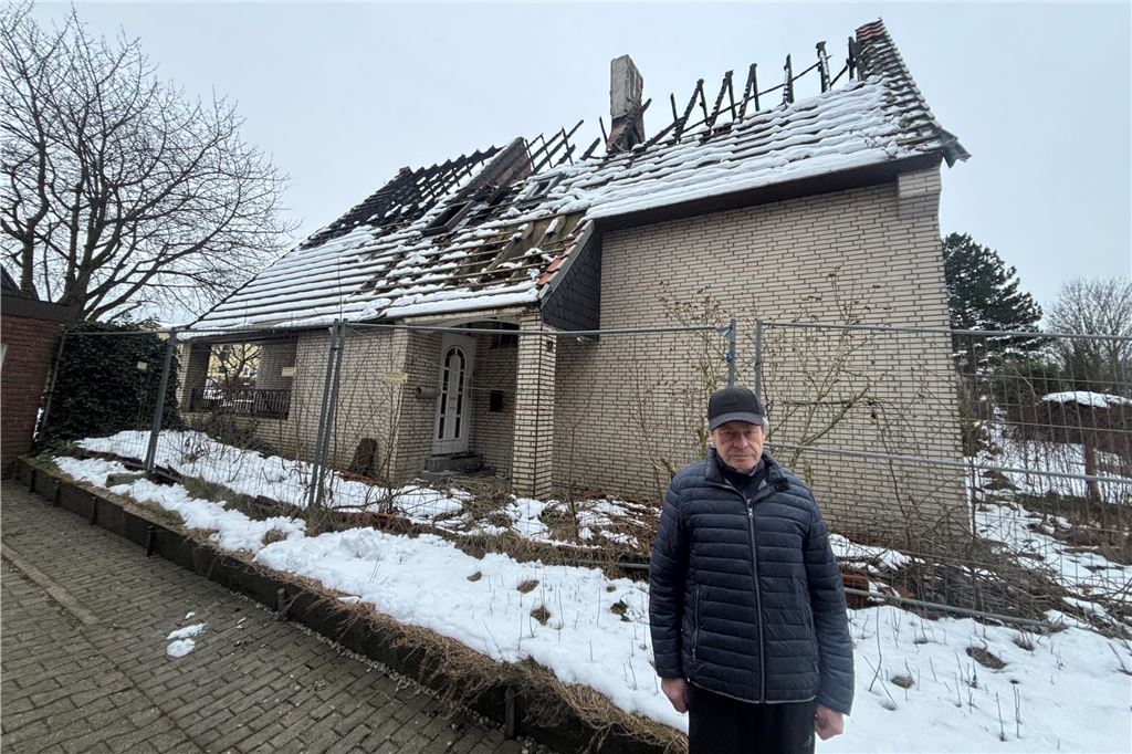 Brandruine an der Reuterstraße: Kriminalfall beschäftigte 2022 die Gemeinde Nachbar Richard Alexewicz steht vor der Brandruine an der Reuterstraße in Holzwickede. Er hat die Feuernacht mitbekommen, da er gegen halb 4 Uhr nachts aus dem Schlaf gerissen wurde.