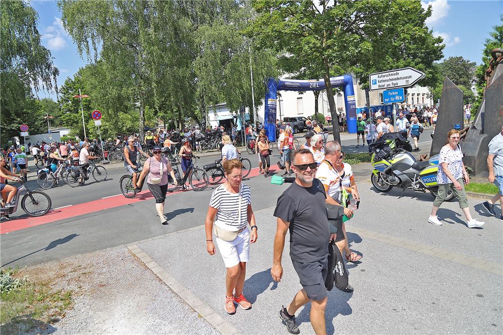 Rund 1400 Radfahrerinnen und Radfahrer kamen Samstag auf der NRW-Radtour 2024 nach Fröndenberg. 