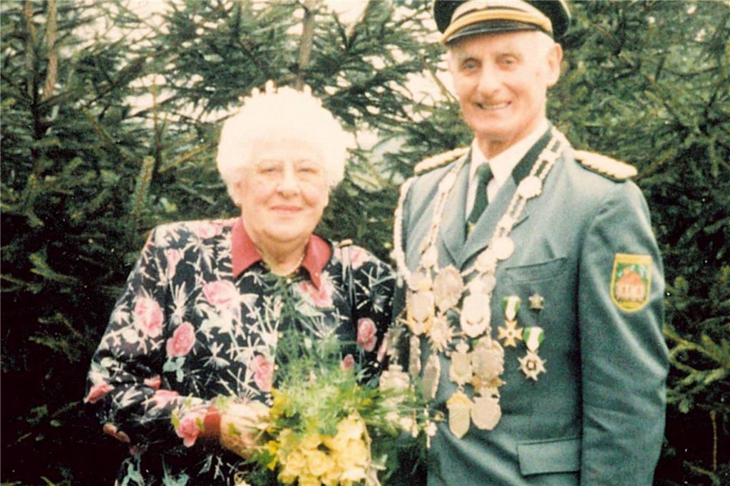 Nachdem sein Sohn Johannes 1988 die Königswürde erlangt hatte, folgte Vater Willi Breer 1994. Der damalige Vorsitzende des Langerner Schützenvereins schoss den Vogel ab und wählte Anna Hülsbusch zu seiner Königin. Weil er nicht zwei Ämter gleichzeitig ausüben wollte, gab Willi Breer den Vorsitz ab an Franz Schlüsener. 