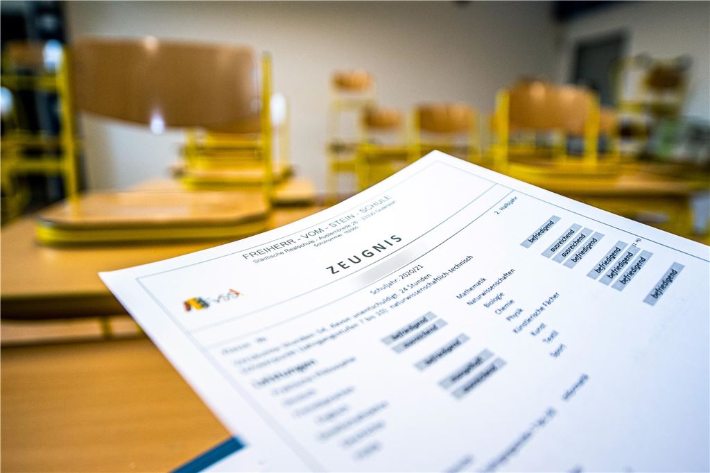 Schlechtes Zeugnis: Eltern sollten an ihre eigene Kindheit zurückdenken Nachhilfe gegen schlechte Noten? Das kann eine Lösung sein, muss aber nicht. Denn die Ursachen für schlechte Schulleistungen können sehr vielfältig sein.