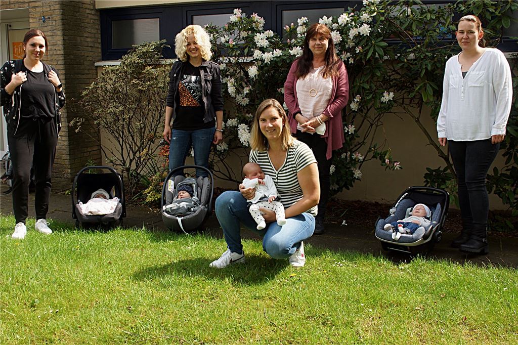 Eine Hebamme verrät: Corona hält Leute nicht vom Kinderkriegen ab Nachtreffen eines Säuglingsvorbereitungskurses im Familienforum Katharina in Unna: Hebamme Heike Möller erfährt von den jungen Müttern viel über die Stimmungslage in Zeiten der Pandemie.
