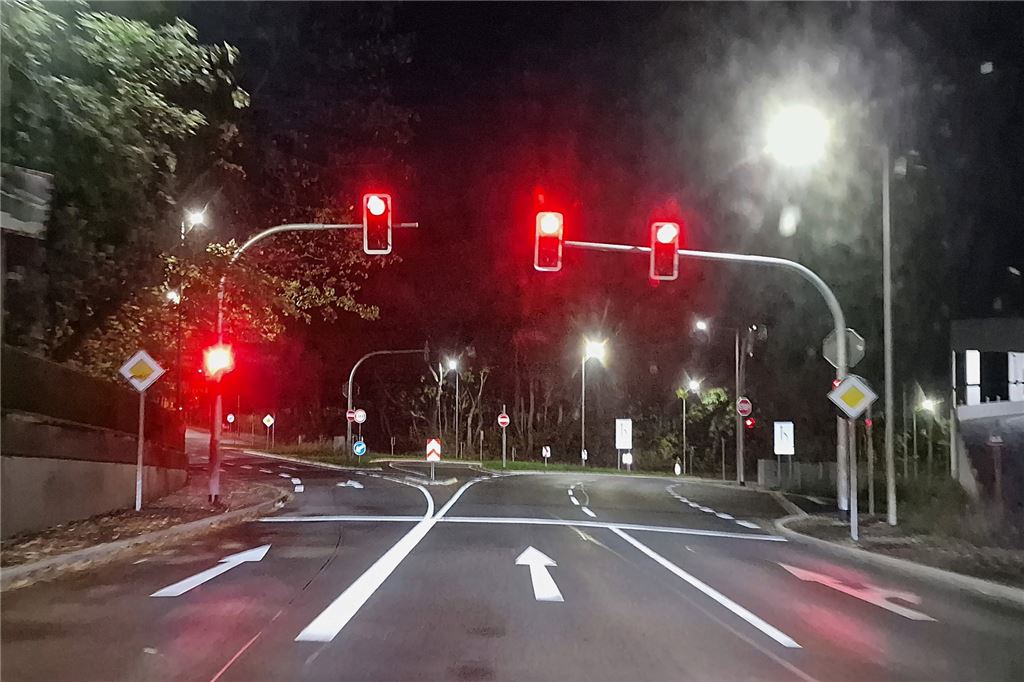 Mühle-Bremme-Ampel: Ist die Ursache für das Sinnlos-Rot gefunden? Nachts gegen 22 Uhr in Unna: Der Fernblick den Ring entlang zeigt, dass auch von der Ampelkreuzung Husemannstraße aus kein Rückstau bis in den Anschluss der Kantstraße zu wachsen droht. Dennoch hatte unser Fotograf viel Zeit, um bei vollständiger Abwesenheit anderer Verkehrsteilnehmer dieses Bild aufzunehmen.