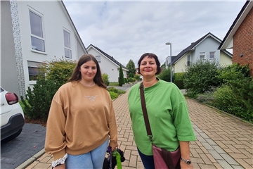 Nadine Braun (r.) und ihre Tochter Mara (l.) leben gerne in Hemmerde. Vor zehn Jahren ist die Familie hierhin gezogen.
