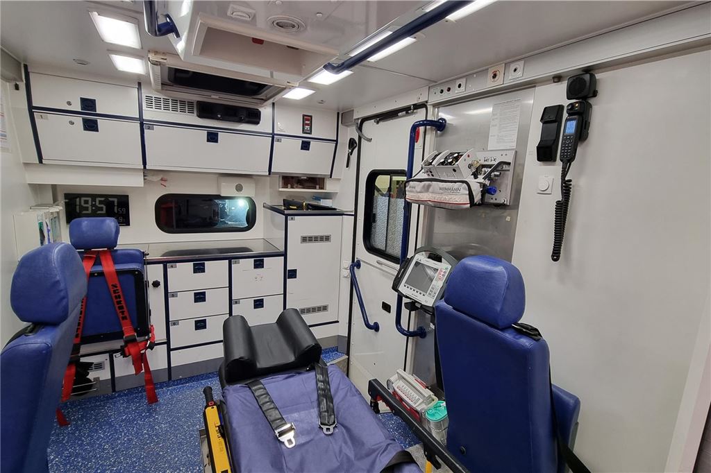 Gemeinsame Einsatzübung von Feuerwehr und DRK Ein Blick in einen Rettungswagen.