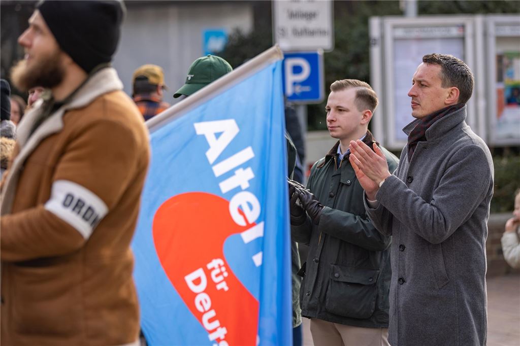 500 Demonstranten tanzen mit „Omas“: AfD-Politiker reden gegen Pfiffe Bei einer Wahlkampfkundgebung in Unna klatscht der Dortmunder AfD-Politiker Matthias Helferich (r.) in die Hände.