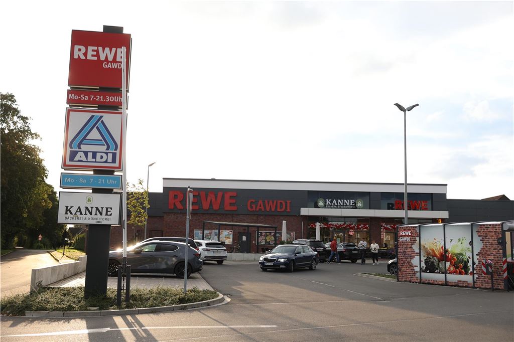Erreichbarkeit von Ärzten und Supermärkten: Kurze Wege für Lüner Vor den Supermärkten Rewe und Aldi in Selm stehen Autos