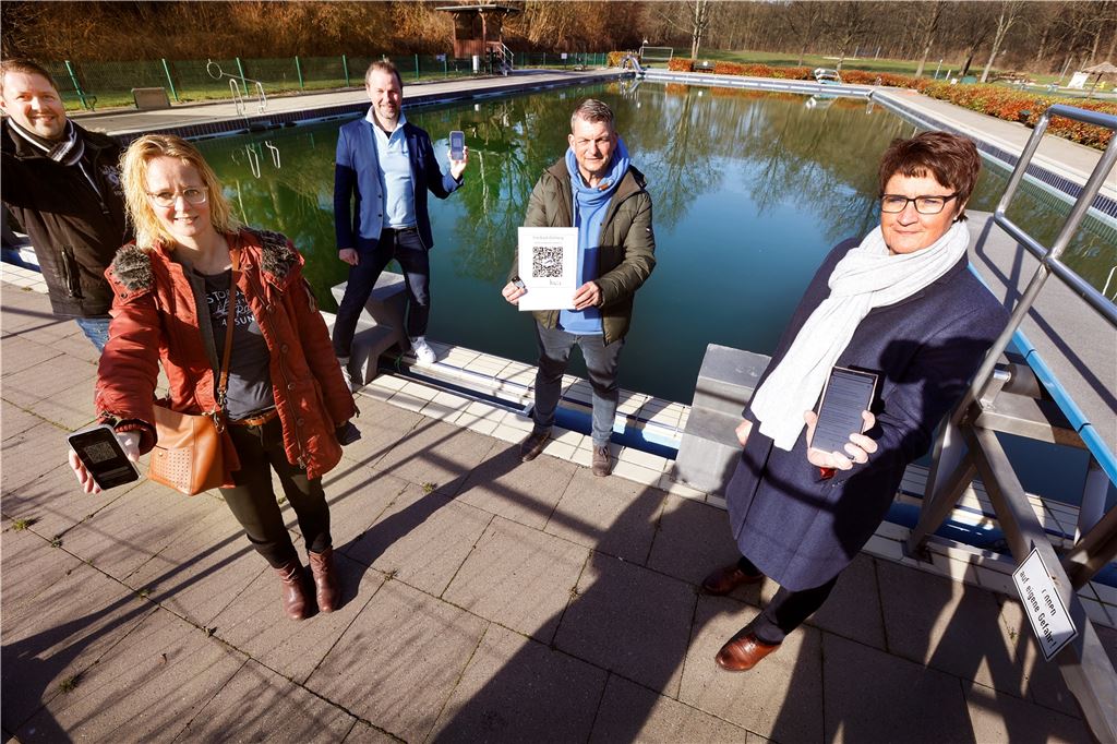 Mit Video: Große Neugier beim Testlauf der Luca-App im Freibad Dellwig Neben Mitgliedern aus den Vereinen waren auch interessierte Unternehmer der Umgebung und Bürgermeisterin Sabina Müller (rechts) vor Ort, um sich die Technik genauer anzuschauen.
