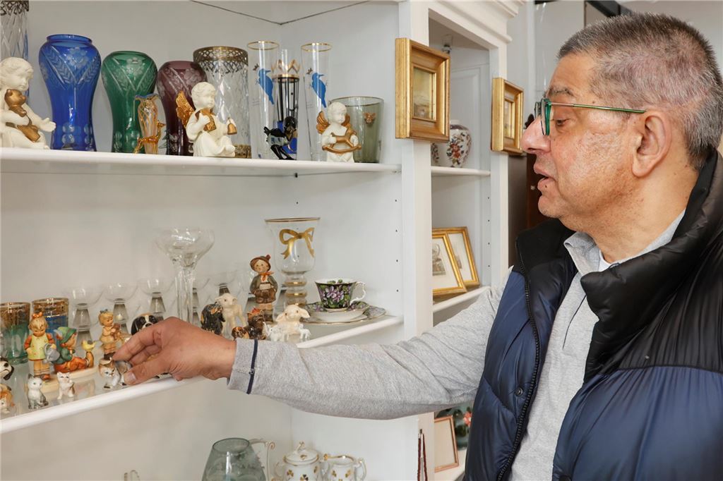 Eröffnung von „Leos Antiklädchen“: Dragan Djuric macht Hobby zum Beruf Dragan Djuric hat in seinem Antikladen auch Figuren. Eine davon schaut er sich auf dem Foto genauer an.