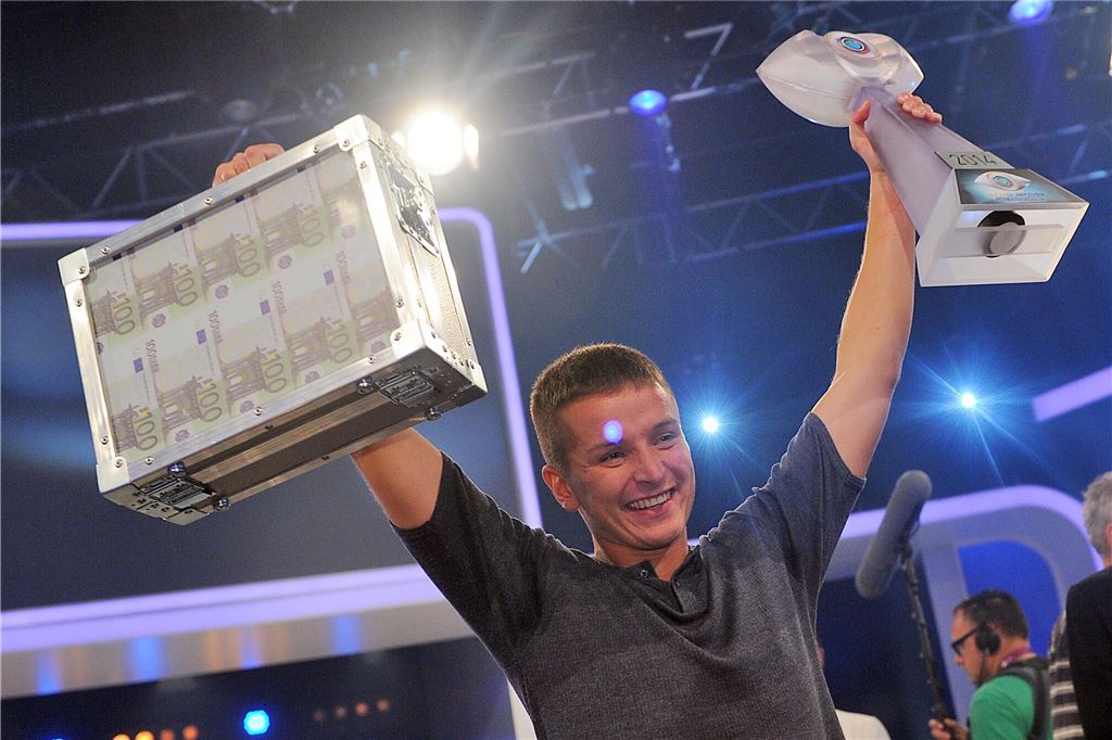 „verprügelt“ Neben seinem Gewinn bei "Wer wird Millionär" machte sich Aaron Troschke auch durch seinen Sieg bei der TV-Show "Promi Big Brother" einen Namen in Deutschlands Medienlandschaft.