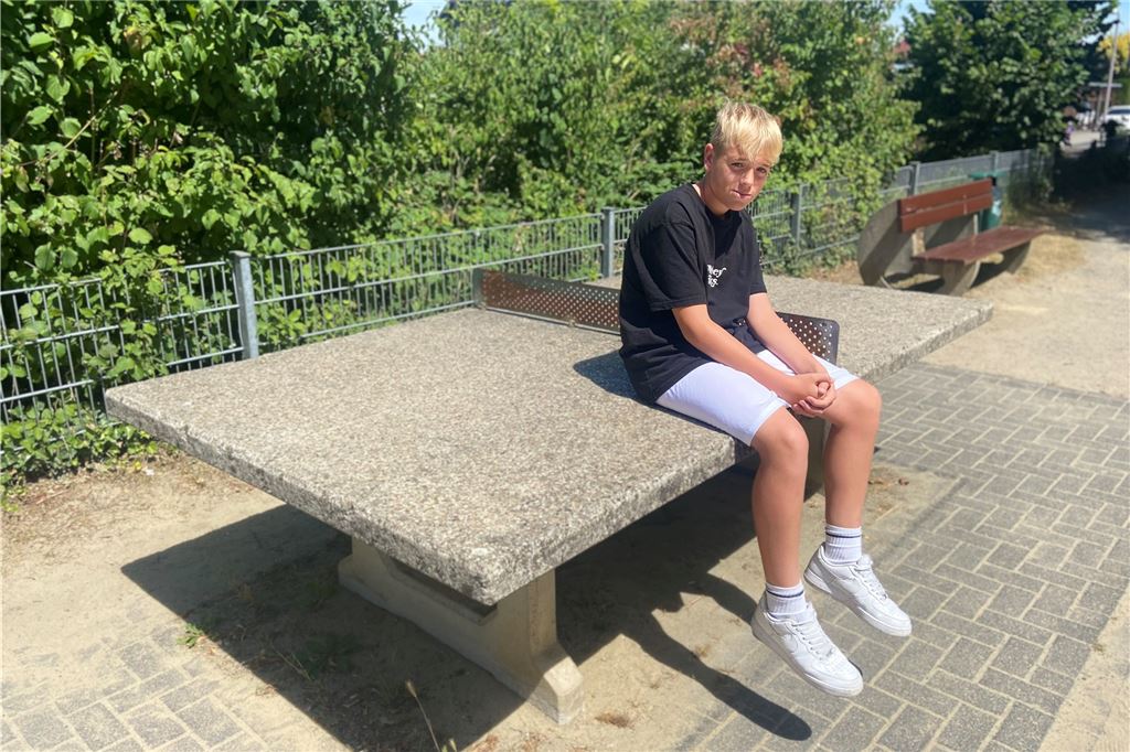 Stadt Unna baut Basketballkorb ab – „pünktlich zum Ferienbeginn“ Neben Spielgeräten für jüngere Kinder in einem Sandkasten steht auf dem Spielplatz noch eine Tischtennisplatte, die Lejf (14) und seine Freunde nun nutzen können. „Aber die ist in die Jahre gekommen und voller Schlaglöcher“, sagt Lejfs Mutter Sylke Landmeyer.