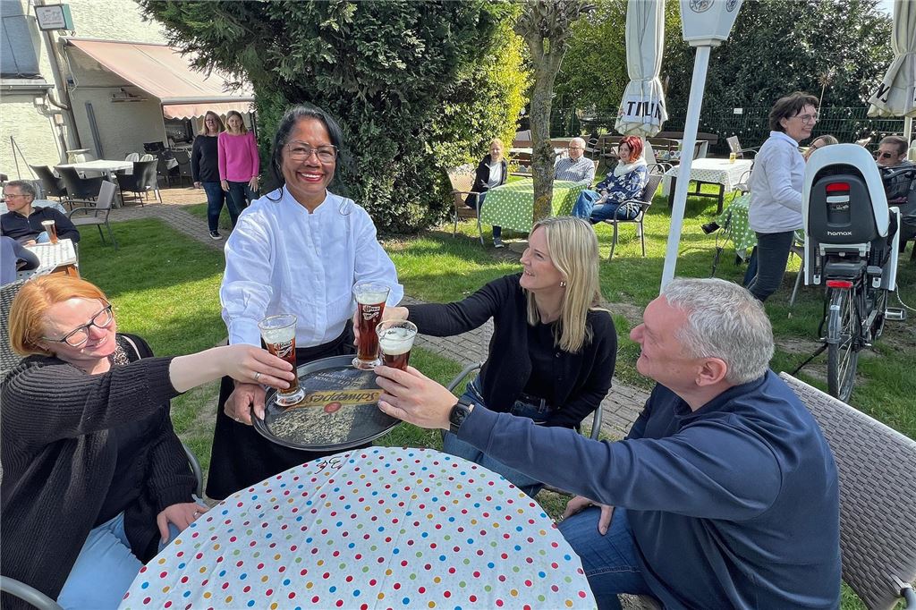 Unnas Biergärten starten in die Saison 2025 Im Biergarten des Restaurants L'Incontro serviert die Wrtin Nana Convenga ihren Gästen Getränke.