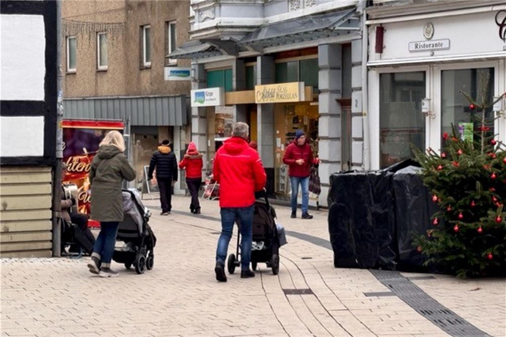 Schon für die Festa Italiana: Unna greift zum Poller-Provisorium Nett in Folie eingeschlagen und mit einem Christbaum geschmückt verengen hier zwei Ein-Kubikmeter-Tanks mit Wasser die Hertingerstraße kurz vorm Alten Markt.