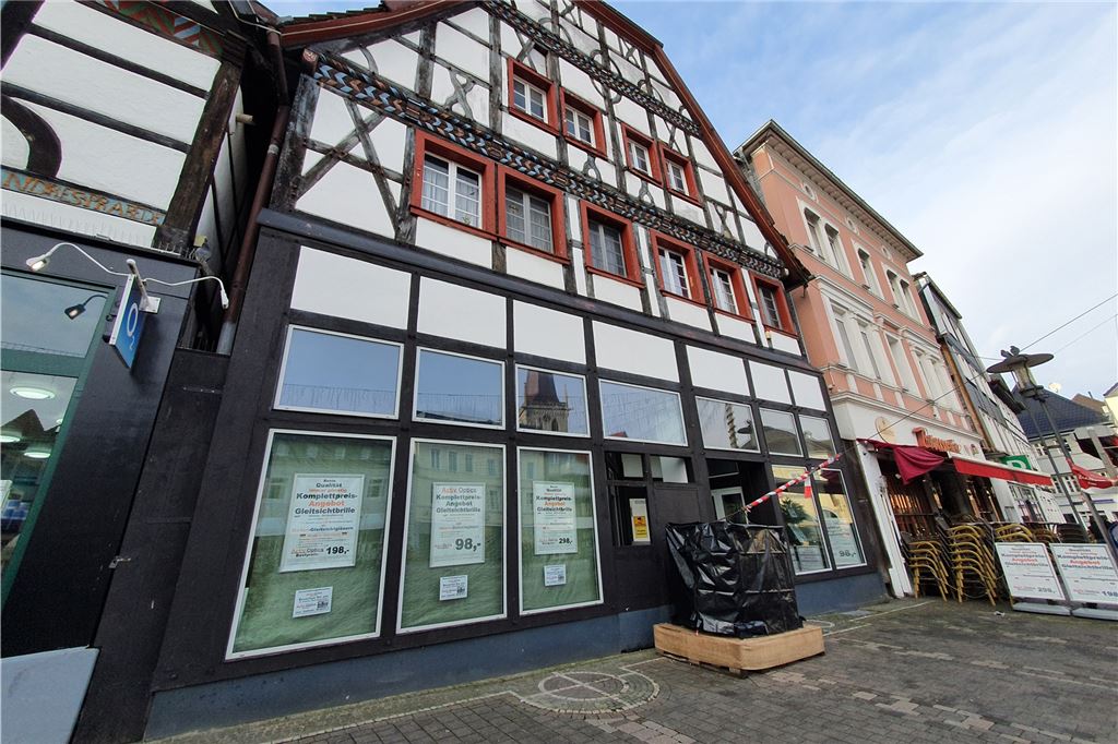 Leerstände auch in Top-Lagen: So geht es der Unnaer City Nicht besonders einladend ist dieses Schaufester am Markt, das aktuell als Werbefläche genutzt wird.
