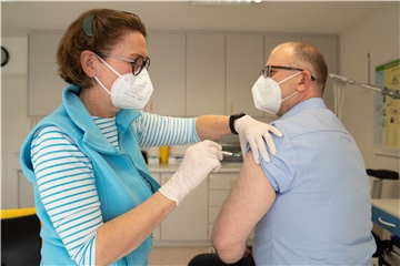 Nicht jeder will sich gegen das Coronavirus impfen lassen. Ein Fröndenberger wählte nun eine kreative Methode, um sich den Impfnachweis zu sichern.