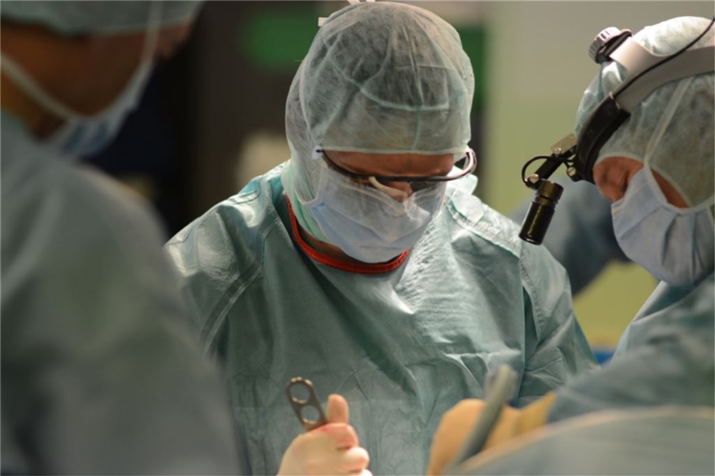 CKU arbeitet wegen Infektionskrankheiten an der Belastungsgrenze Nicht notwendige Operationen - hier operiert Dr. Matthias Pothmann im CKU - werden derzeit verschoben.