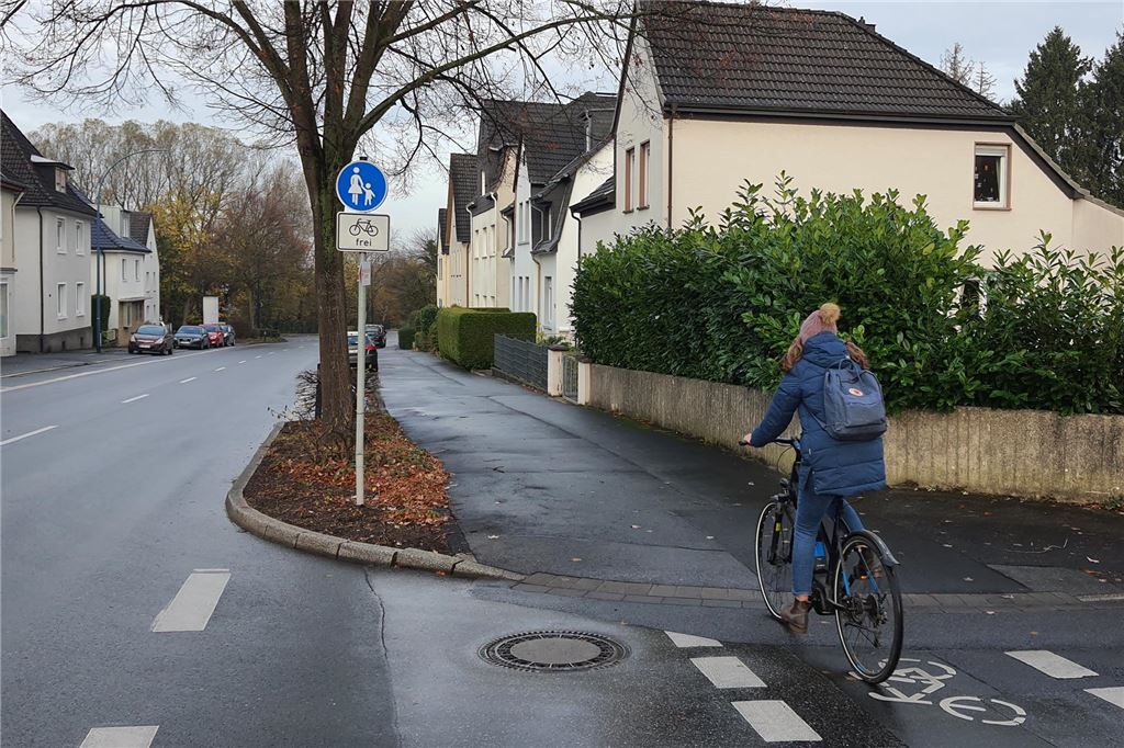 Wie schnell ist Schritttempo? Reaktionen auf Hinweisschilder für Radfahrer Radfahrer frei auf dem Gehweg entlang der Hauptstraße ab Höhe Voigtstraße in Holzwickede.