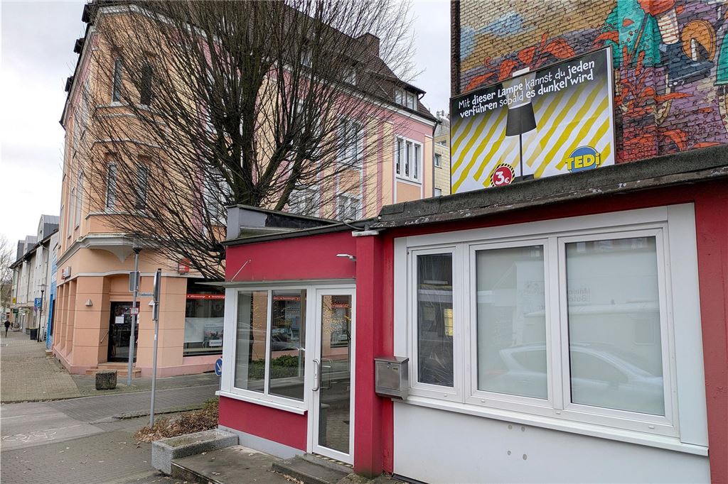 Von Adler-Apotheke bis Bäcker Becker: Diese Geschäfte schlossen 2024 Nicht viel mehr als ein paar leere Wandregale und ein beleuchtetes Bäumchen sind in dem Ladenlokal von Foto Jochheim an der Friedensstraße 40 geblieben.