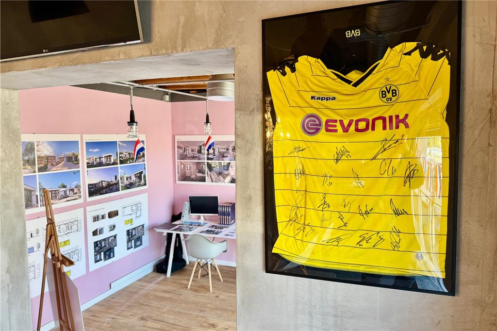Aplerbecker macht Traum vom Ferienhaus in Holland wahr Ein BVB-Trikot hängt in einem Maklerbüro.