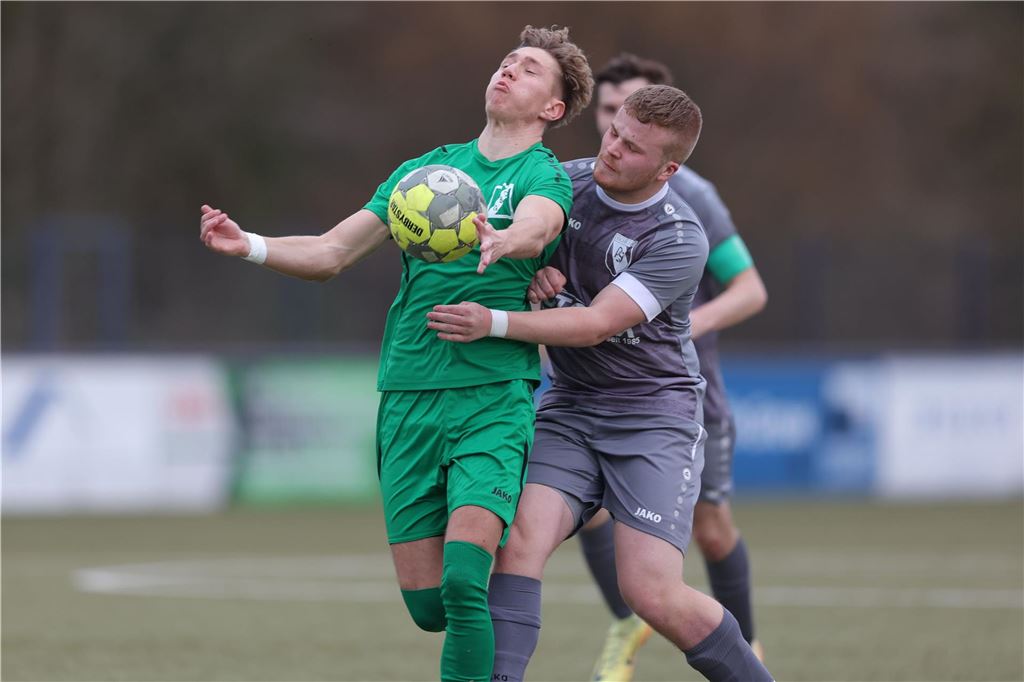 PSV Bork verliert Derby gegen GS Cappenberg: Youngster fliegt vom Feld Nick Tappe vom PSV Bork im Zweikampf mit Conner Schönfelder von GS Cappenberg.