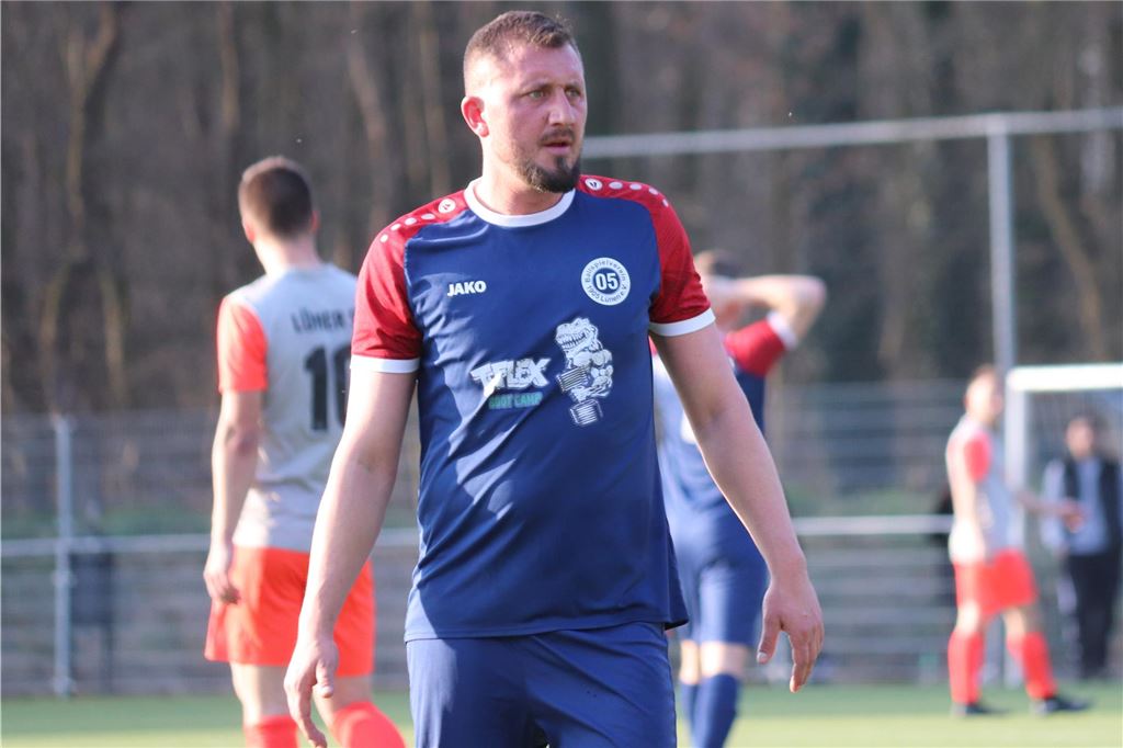 Nico Brand köpft den BV Lünen zum Derbysieg gegen den Lüner SV II Nico Brand schaut nach vorne.