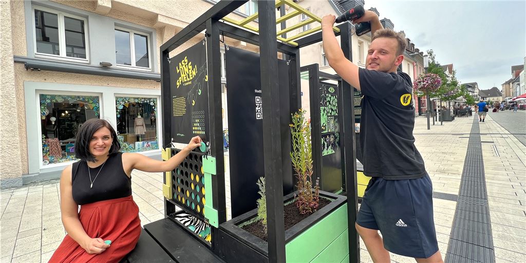 Massener Straße: Kunst zum Hinsetzen und Auseinandersetzen Nicole Sivakumaran und Lars Volmerg vom Dortmunder Verein „Die Urbanisten“ bauten am Montag auf der Massener Straße ein Objekt auf, das die Menschen in Unna zur Auseinandersetzung damit einlädt.