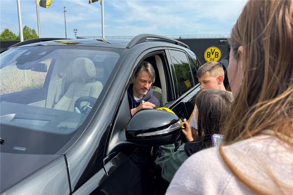 Niko Kovac gibt einem Fan ein Autogramm.