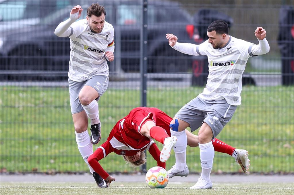 Notarzteinsatz überschattet Sieg des FC Nordkirchen Nils Venneker (l.) und Ufuk Ekincier (r.) setzten sich mit dem FC Nordkirchen gegen die Hammer SpVg durch.