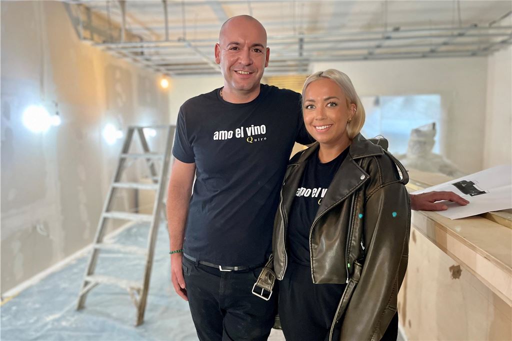 Antonio Quiroga will neues Restaurant mit Weinbar eröffnen Nina Barradas und Antonio Quiroga möchten im September mit dem Restaurant „Quiro" inklusive Weinbar starten. Aktuell ist das Lokal an der Kaiserstraße noch eine Baustelle.