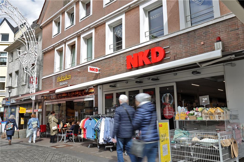„Unsäglich hässlich“: Wie Discounter Unnas Innenstadt prägen NKD ist Tedis Nachfolger auf der gegenüberliegenden Seite des Alten Marktes. Der Neuzugang im Unnaer Handelsbesatz fügt sich vergleichsweise gut ins Umfeld ein.