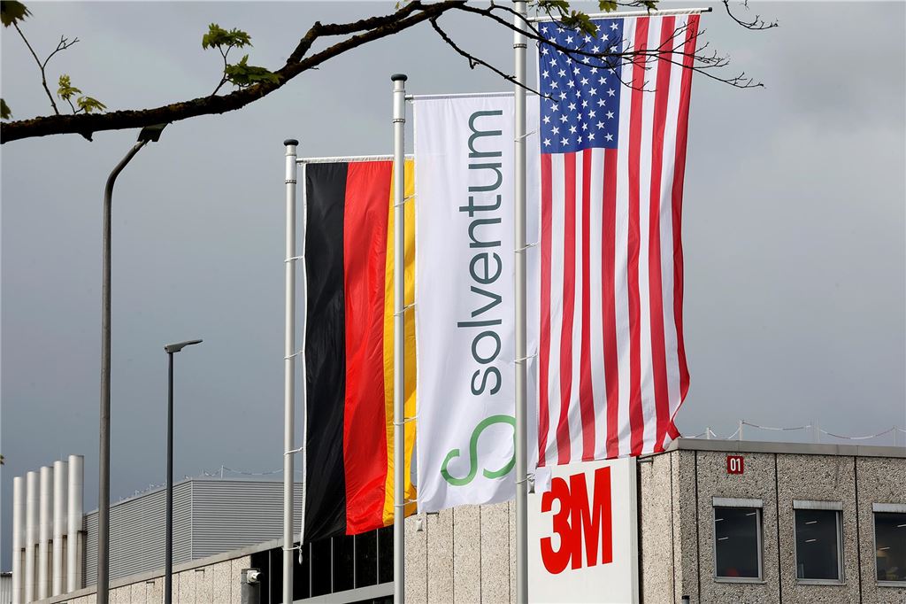 Konzern mit 900 Millionen Dollar Umsatz: Firmensitz nach Kamen verlegt Vor dem 3M-Werk in Kamen sind drei Flaggen zu sehen – die deutsche und die us-amerikanische, dazu eine Fahne des Konzerns Solventum.