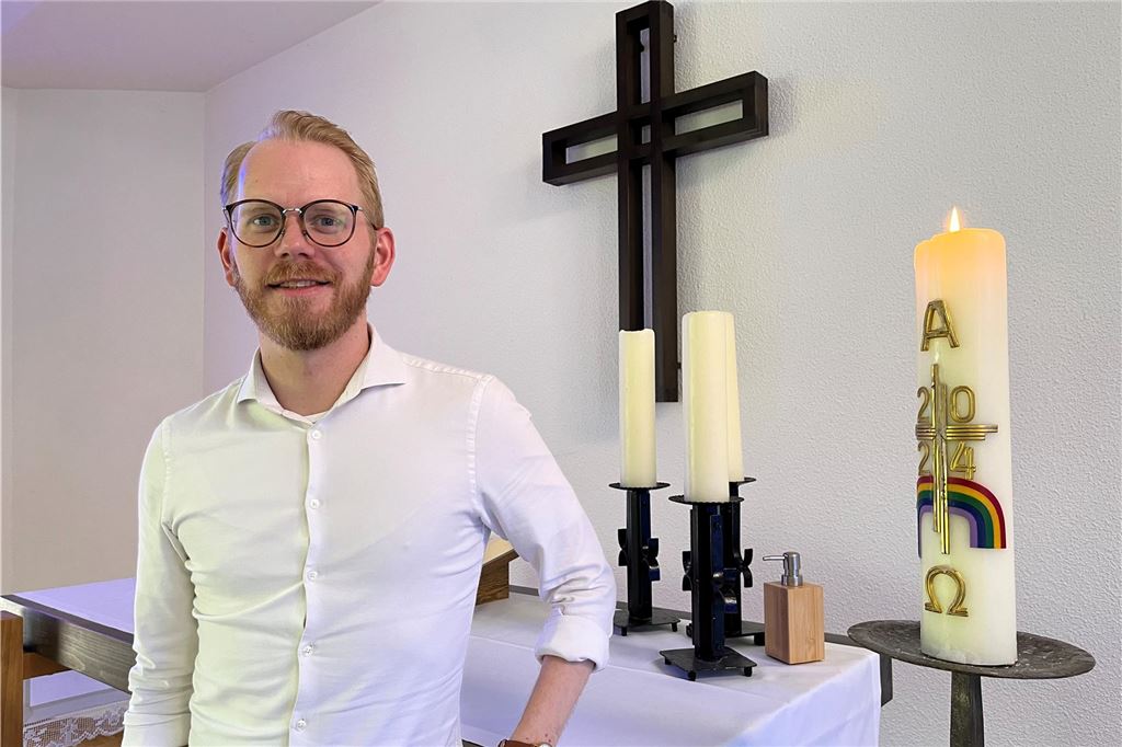 Ostern vs. Weihnachten: Pfarrer über die Bedeutung der Feste Pfarrer Niklas Peuckmann steht neben der Osterkerze im Johannes-Buxtorf-Hauses in Südkamen.