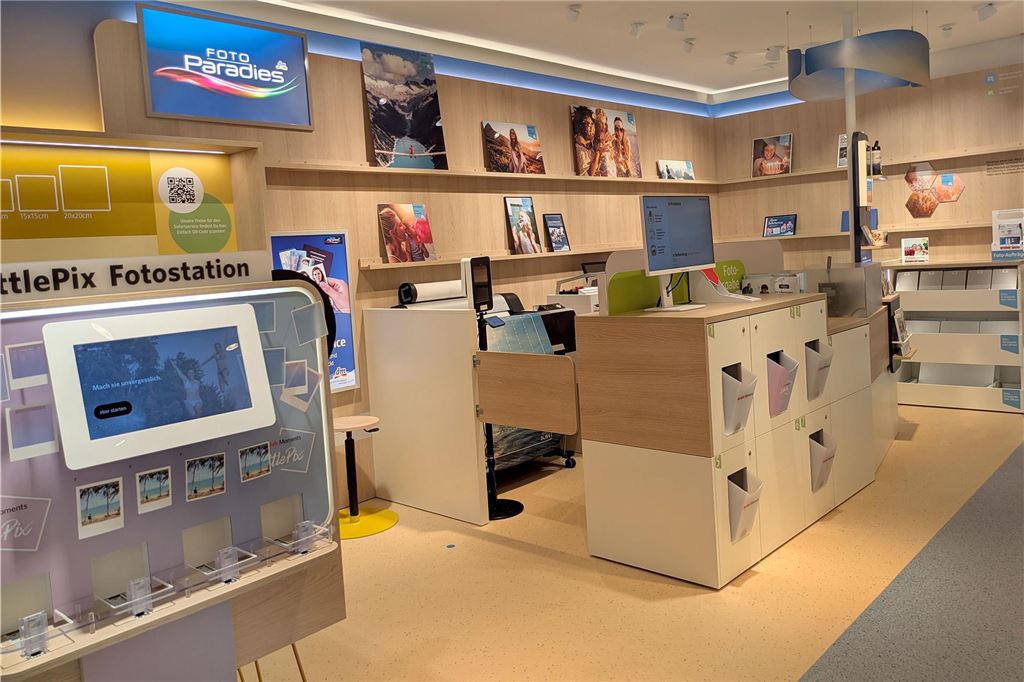 Nach Umbau eröffnet dm wieder: SB-Kassen und noch viel mehr Neues Eine Fotoecke in einem Drogeriemarkt mit Stationen, wo Kunden selbst ihre Bilder bearbeiten können.