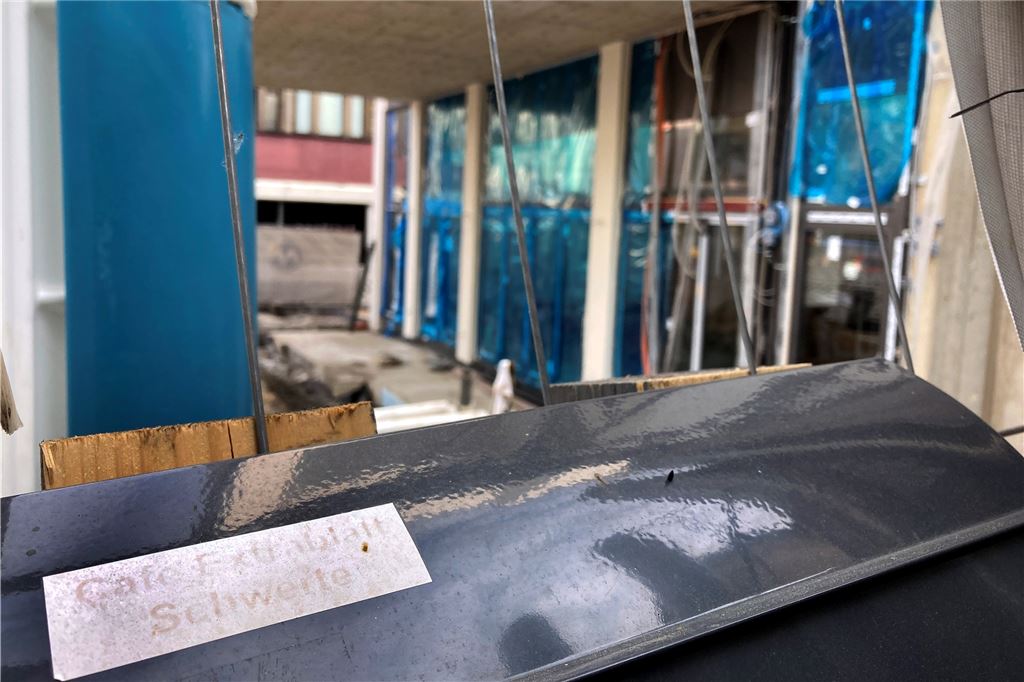 Tische stehen schon: Café Extrablatt peilt Eröffnung in wenigen Wochen an Noch ist der Terrassenbereich des Café Extrablatt von einem Bauzaun umgeben, an dem aber bereits ein Briefkasten mit der Aufschrift der Gastronomie hängt.