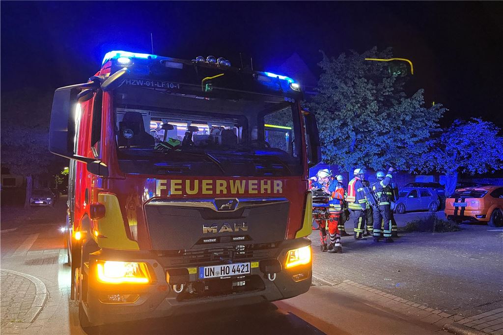 Wohnungsbrand an der Lessingstraße: Feuerwehr rückt spät abends aus Noch vor Eintreffen der Feuerwehr, hier ein Fahrzeug auf der Lessingstraße, war der Brand offenbar schon gelöscht.